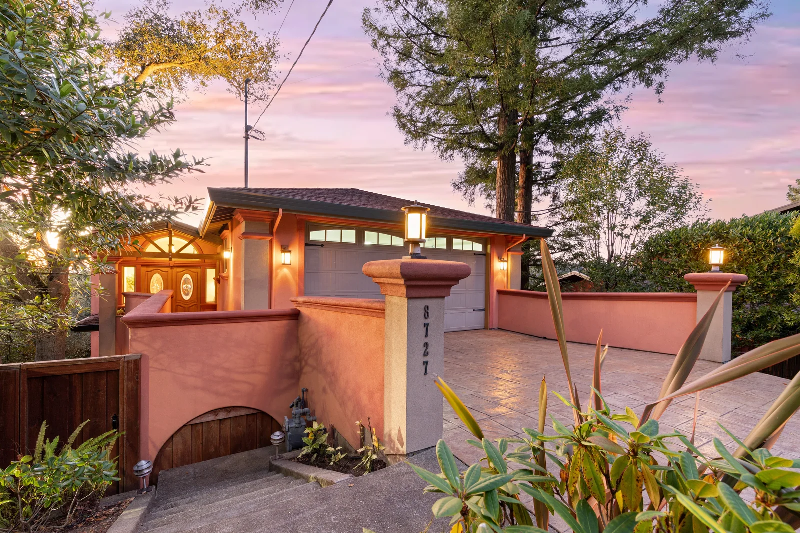 8727 Skyline Blvd, as shown in the feed